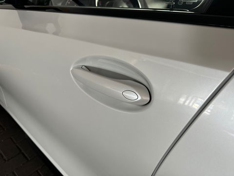 BMW 3-serie 330i High Executive M Sport|HuD|Carbon|Leer|NAP