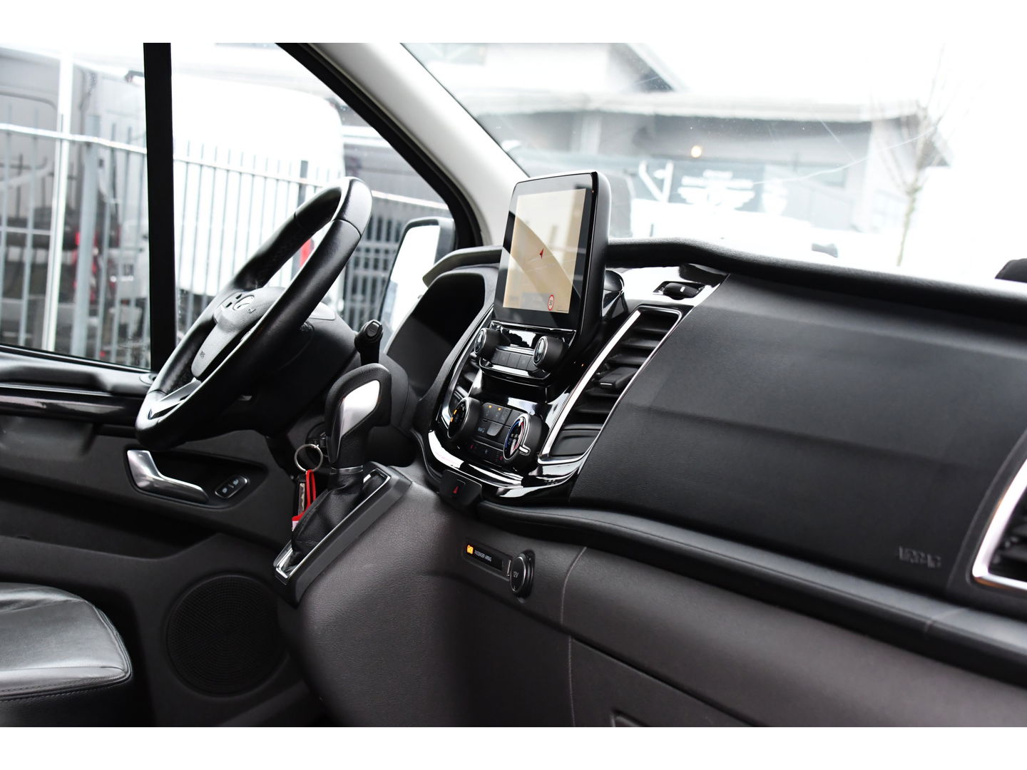 Ford Transit Custom 300 2.0 TDCI L2H1 DC Black Edition Camera, Adaptieve Cruise, 170Pk, Carplay, Automaat, Leder, Multimedia, Sensoren, 2 x Schuifdeur, UNIEK!