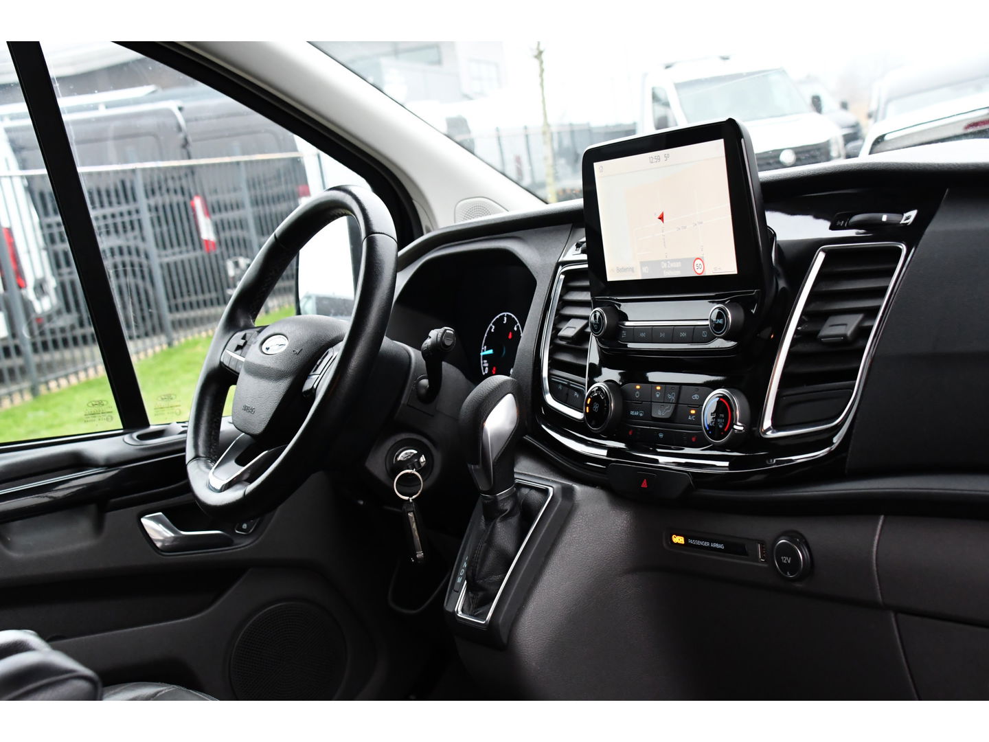 Ford Transit Custom 300 2.0 TDCI L2H1 DC Black Edition Camera, Adaptieve Cruise, 170Pk, Carplay, Automaat, Leder, Multimedia, Sensoren, 2 x Schuifdeur, UNIEK!