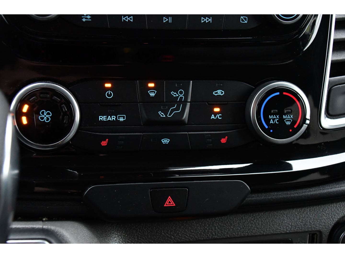 Ford Transit Custom 300 2.0 TDCI L2H1 DC Black Edition Camera, Adaptieve Cruise, 170Pk, Carplay, Automaat, Leder, Multimedia, Sensoren, 2 x Schuifdeur, UNIEK!