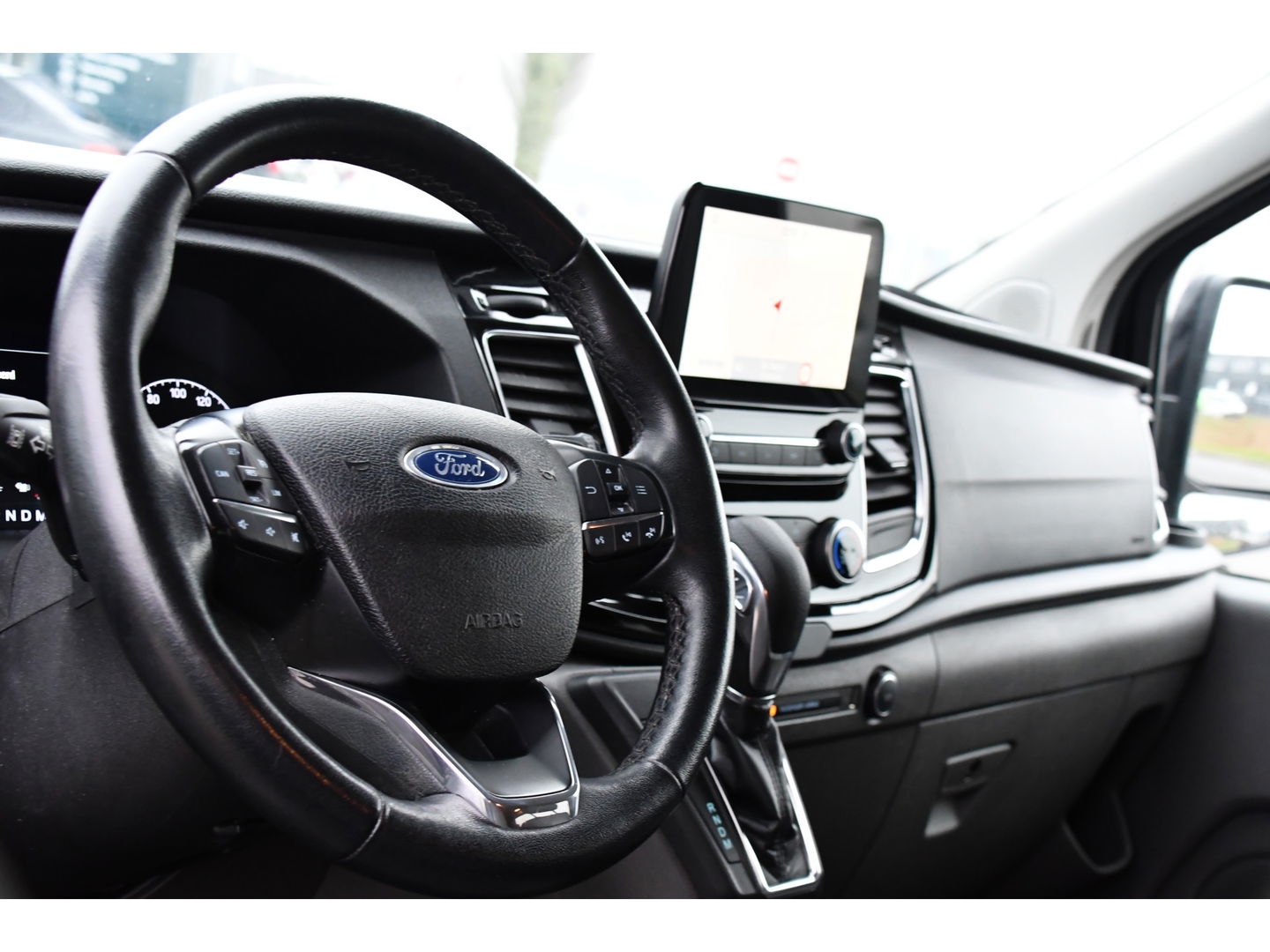 Ford Transit Custom 300 2.0 TDCI L2H1 DC Black Edition Camera, Adaptieve Cruise, 170Pk, Carplay, Automaat, Leder, Multimedia, Sensoren, 2 x Schuifdeur, UNIEK!