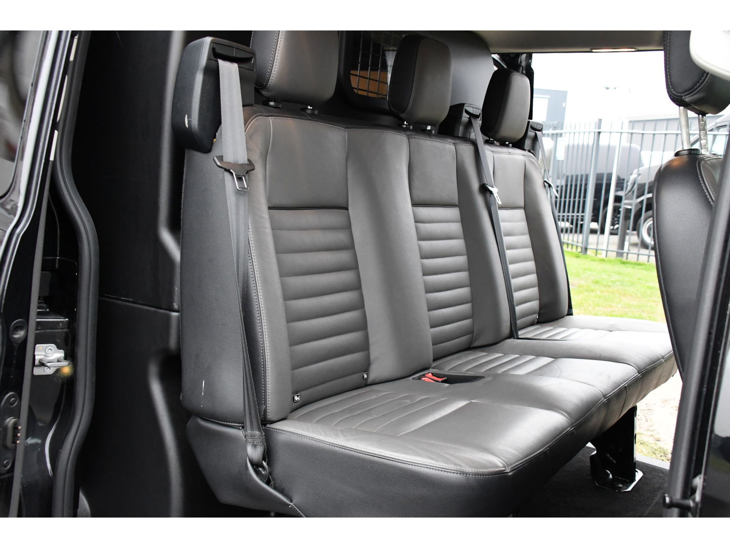 Ford Transit Custom 300 2.0 TDCI L2H1 DC Black Edition Camera, Adaptieve Cruise, 170Pk, Carplay, Automaat, Leder, Multimedia, Sensoren, 2 x Schuifdeur, UNIEK!