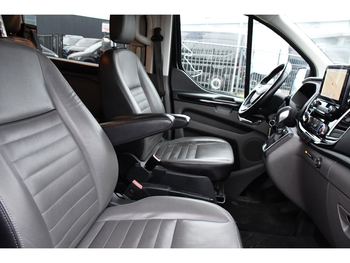 Ford Transit Custom 300 2.0 TDCI L2H1 DC Black Edition Camera, Adaptieve Cruise, 170Pk, Carplay, Automaat, Leder, Multimedia, Sensoren, 2 x Schuifdeur, UNIEK!