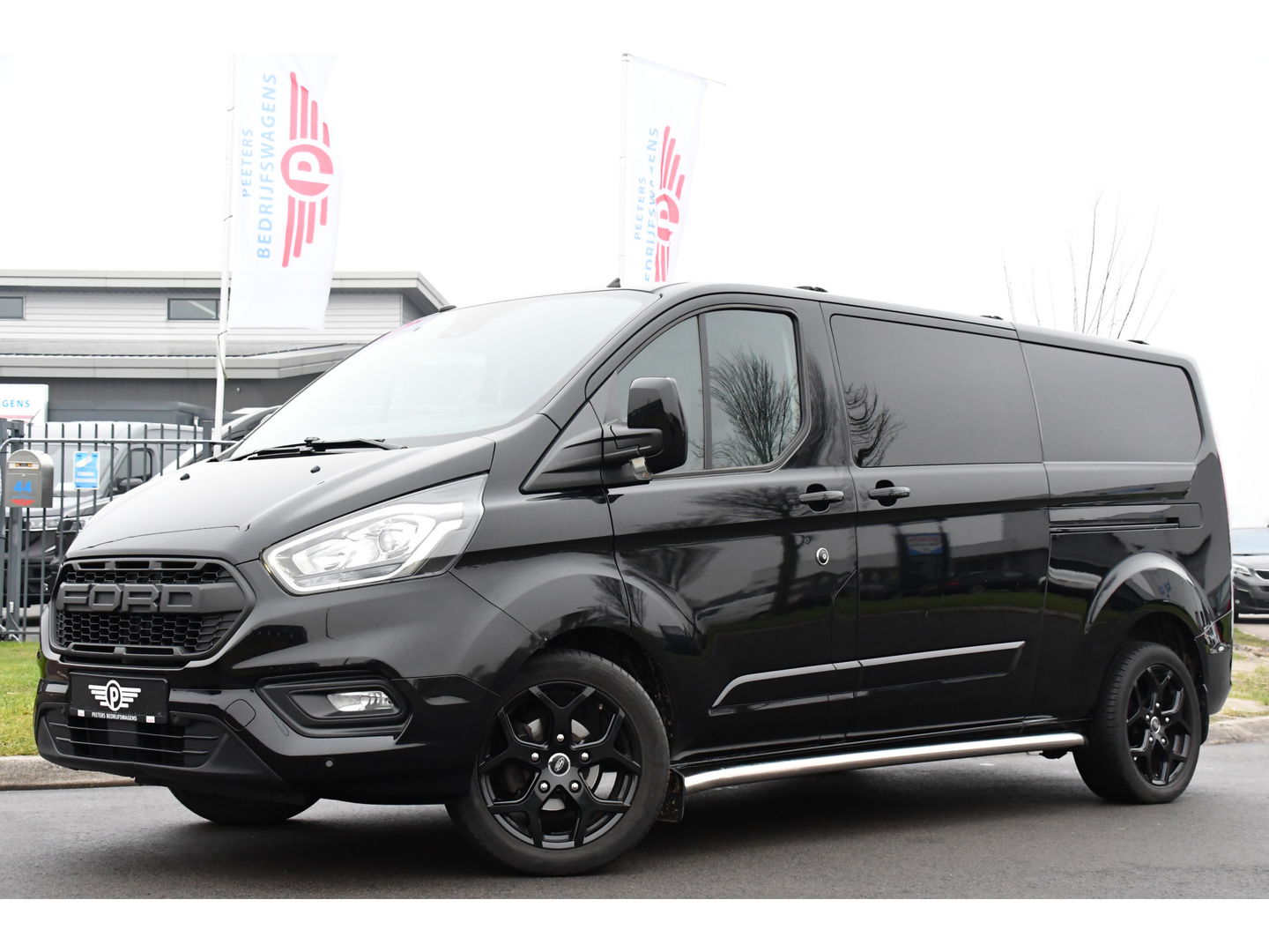 Ford Transit Custom 300 2.0 TDCI L2H1 DC Black Edition Camera, Adaptieve Cruise, 170Pk, Carplay, Automaat, Leder, Multimedia, Sensoren, 2 x Schuifdeur, UNIEK!