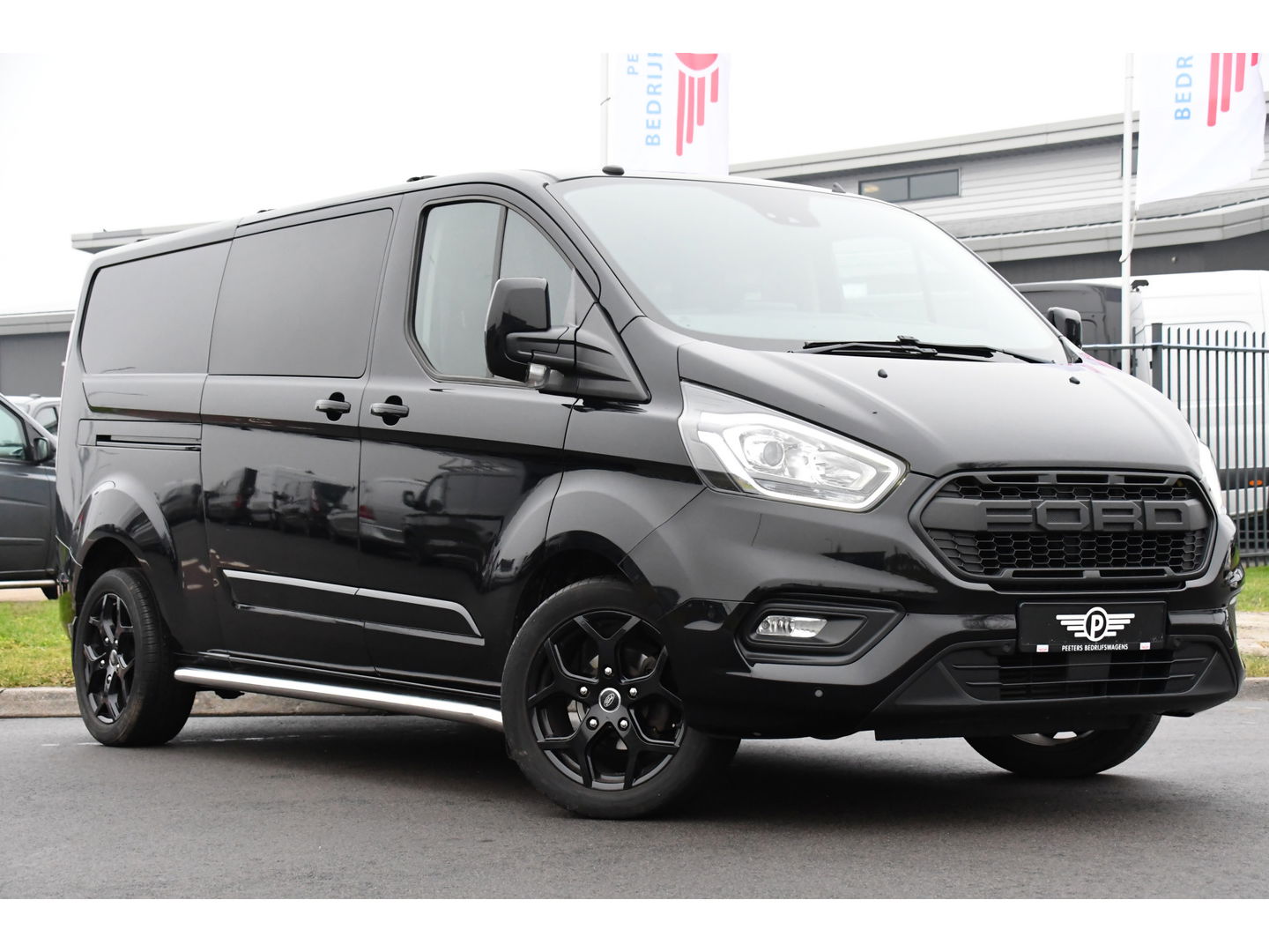 Ford Transit Custom 300 2.0 TDCI L2H1 DC Black Edition Camera, Adaptieve Cruise, 170Pk, Carplay, Automaat, Leder, Multimedia, Sensoren, 2 x Schuifdeur, UNIEK!
