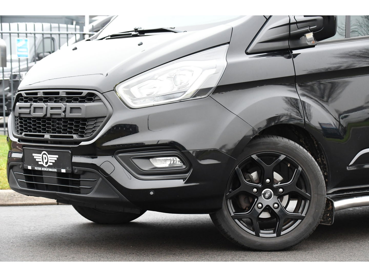 Ford Transit Custom 300 2.0 TDCI L2H1 DC Black Edition Camera, Adaptieve Cruise, 170Pk, Carplay, Automaat, Leder, Multimedia, Sensoren, 2 x Schuifdeur, UNIEK!