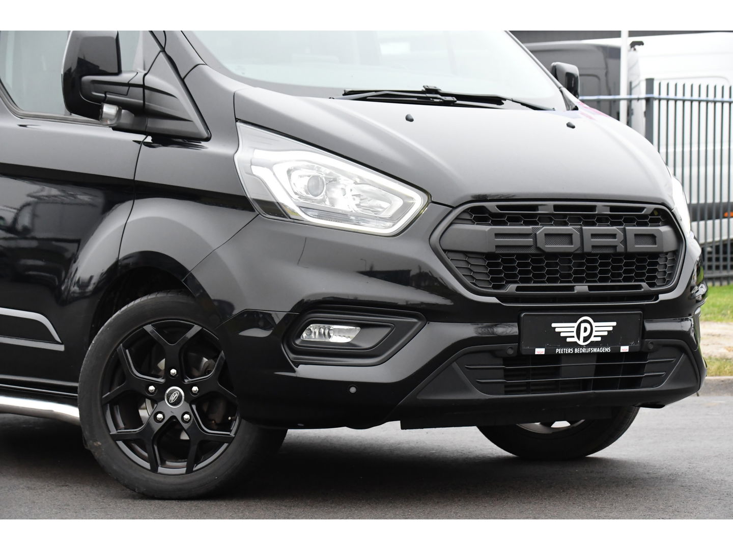 Ford Transit Custom 300 2.0 TDCI L2H1 DC Black Edition Camera, Adaptieve Cruise, 170Pk, Carplay, Automaat, Leder, Multimedia, Sensoren, 2 x Schuifdeur, UNIEK!