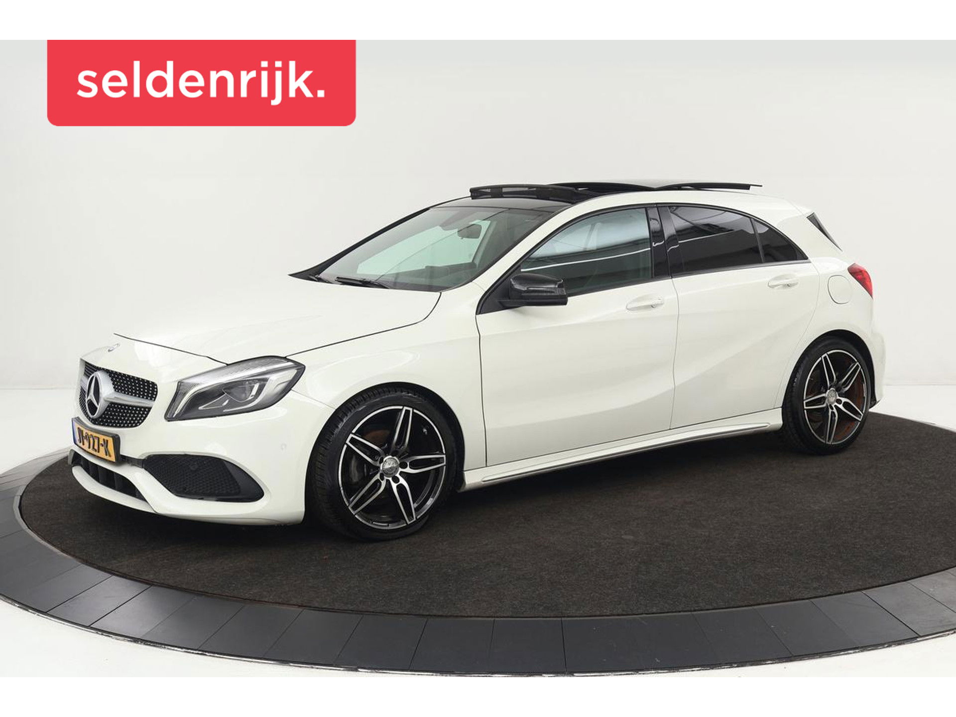 Mercedes-Benz A-Klasse 180d Lease Edition | Panoramadak | Carplay | Navigatie | Cruise control | Airco | Bluetooth | Sportstoelen | Half leder