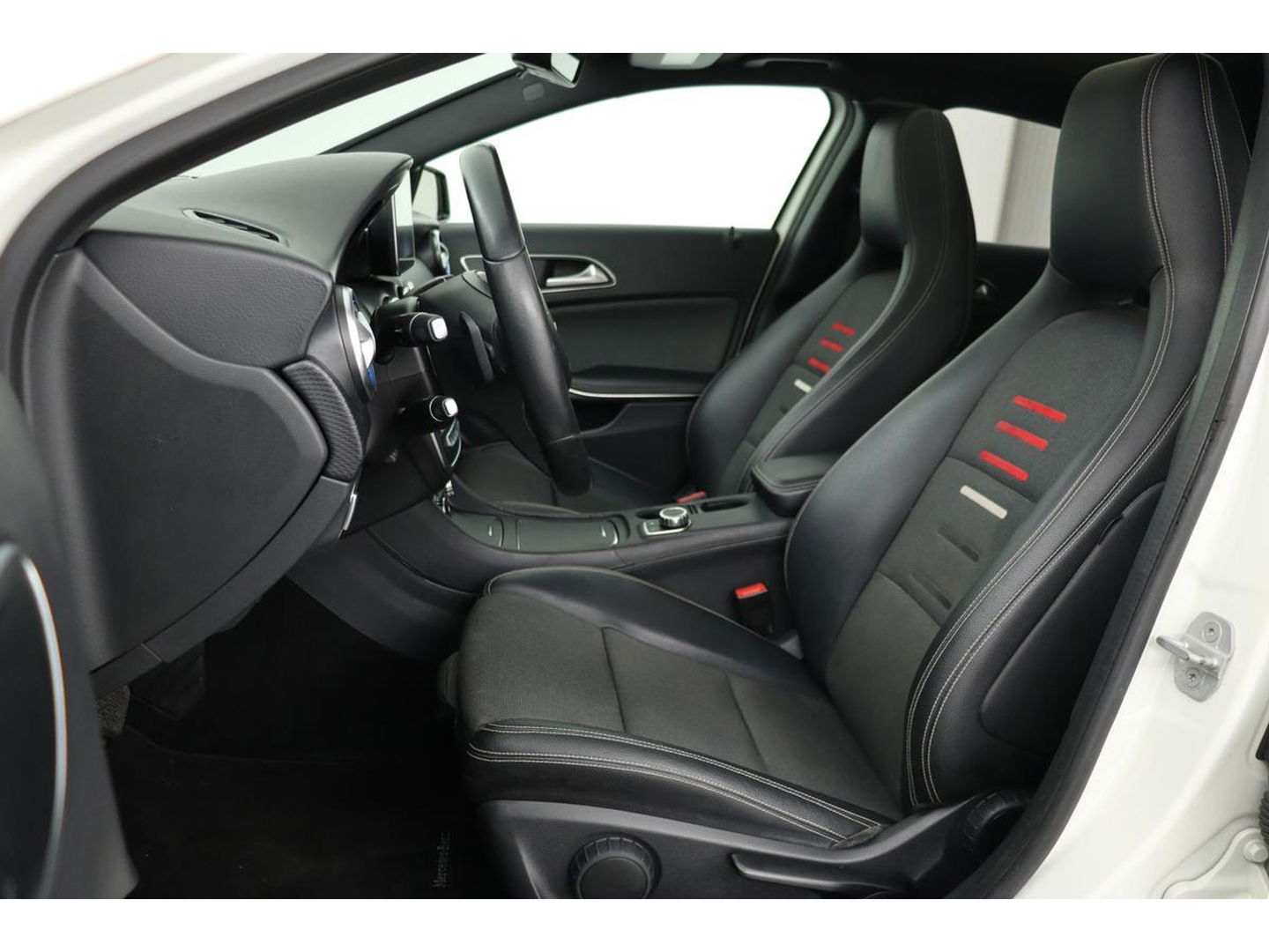 Mercedes-Benz A-Klasse 180d Lease Edition | Panoramadak | Carplay | Navigatie | Cruise control | Airco | Bluetooth | Sportstoelen | Half leder