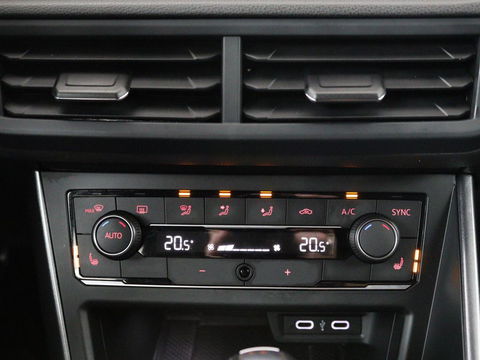 Volkswagen Polo 1.0 TSI R-Line | Stoelverwarming | Camera | Carplay | Climate control | Adaptive cruise | Full LED | Navigatie | Virtual Cockpit