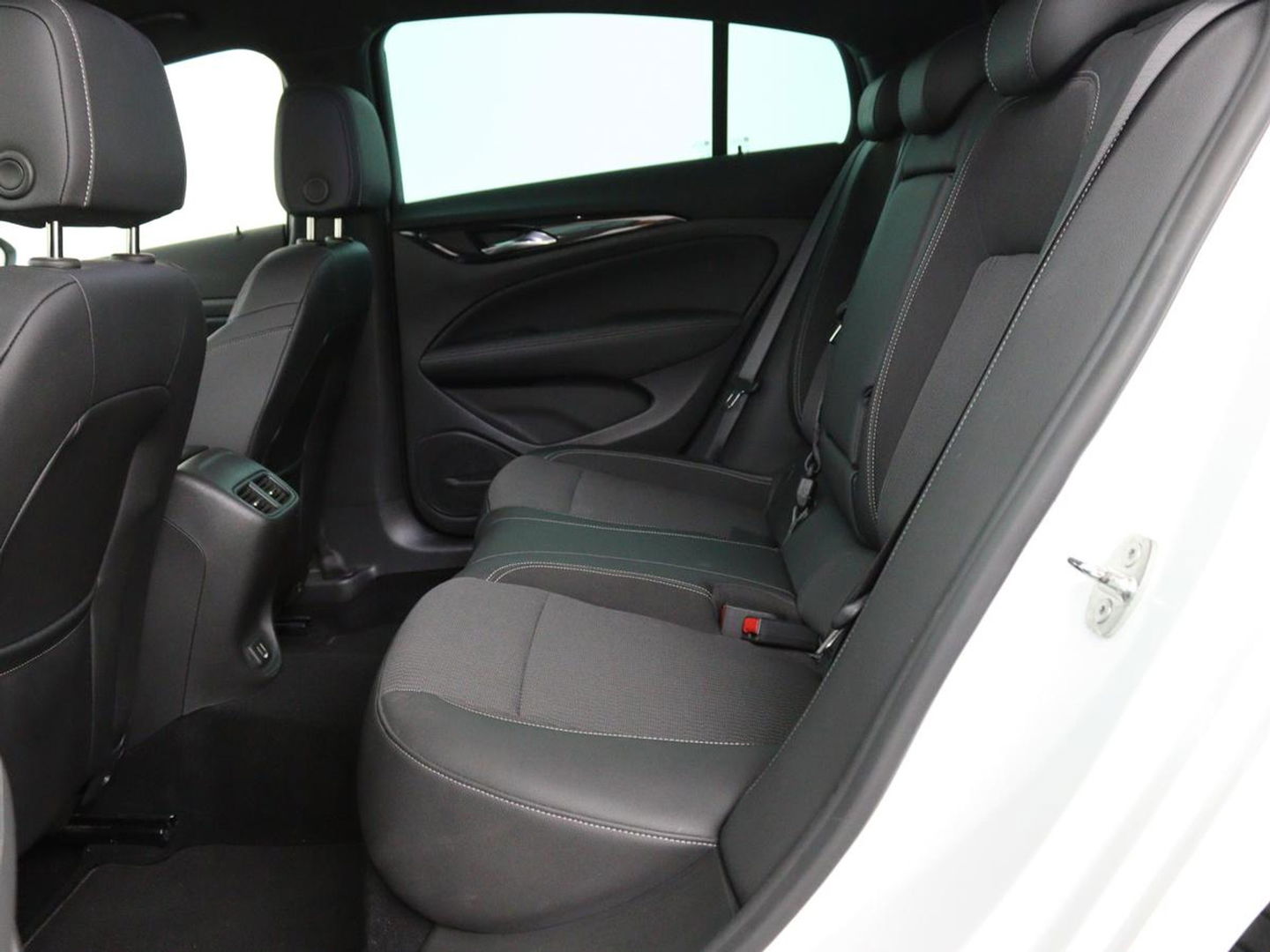 Opel Insignia 1.5 CDTI Business Elegance | Stoel & stuurverwarming | Trekhaak | Camera | Matrix LED | Carplay | Keyless | Navigatie
