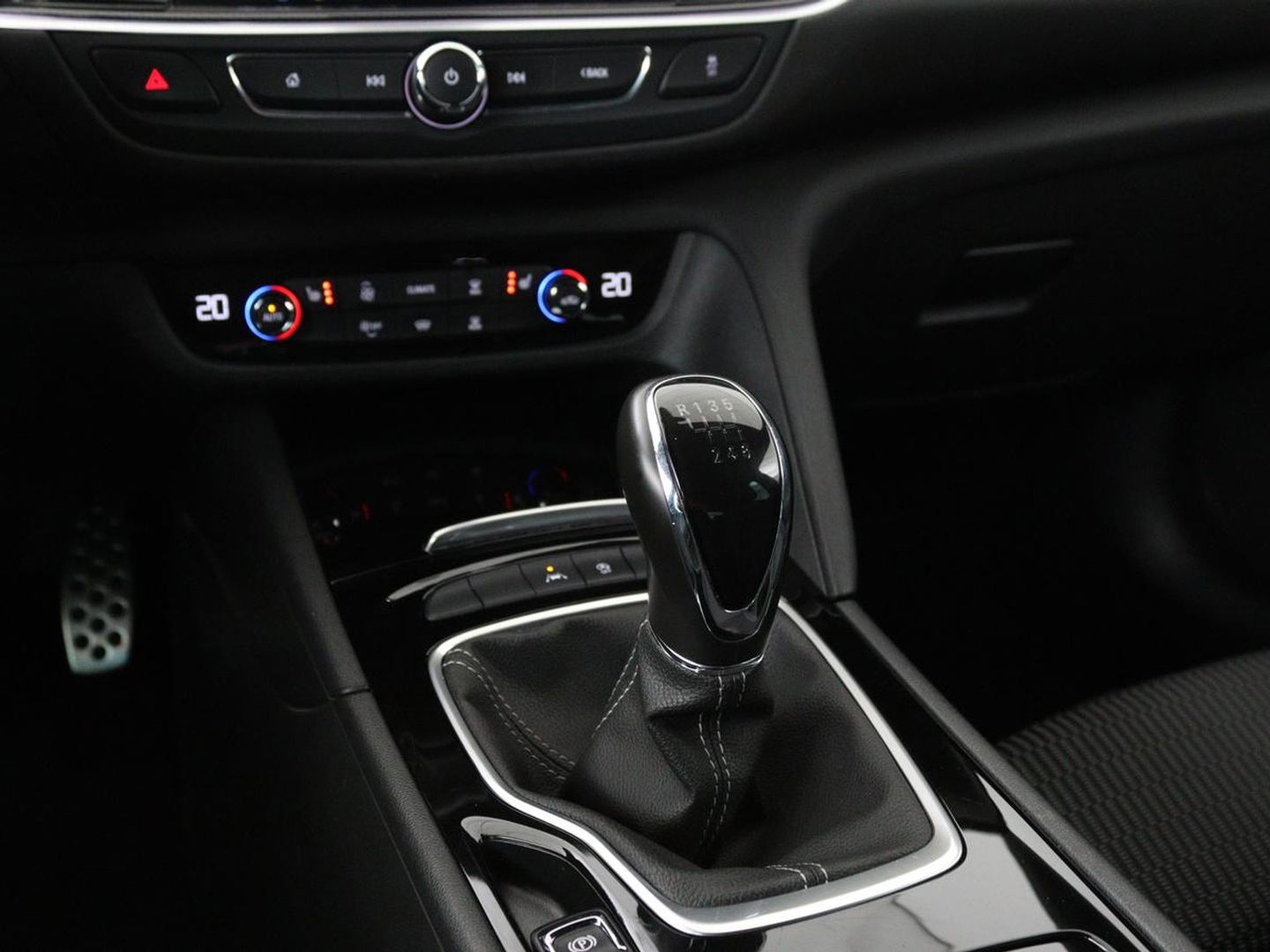 Opel Insignia 1.5 CDTI Business Elegance | Stoel & stuurverwarming | Trekhaak | Camera | Matrix LED | Carplay | Keyless | Navigatie
