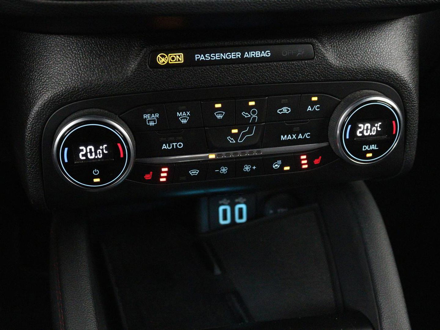 Ford Focus 1.0 EcoBosst Hybrid ST Line X | Stoel & stuurverwarming | Camera | Full LED | Carplay | Keyless | Climate control | Cruise control