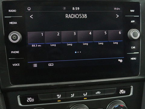 Volkswagen Golf 1.5 TSI Comfortline | Trekhaak | Carplay | Adaptive cruise | Navigatie | Parkeerhulp | Climate control | Bluetooth | Getint glas