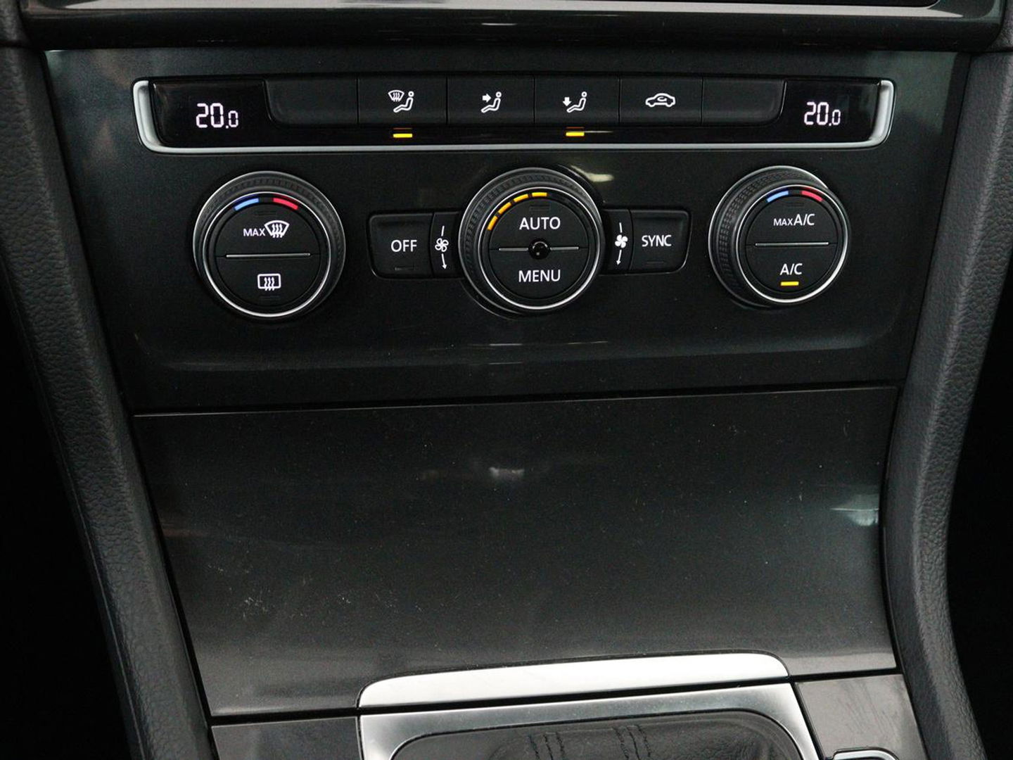 Volkswagen Golf 1.5 TSI Comfortline | Trekhaak | Carplay | Adaptive cruise | Navigatie | Parkeerhulp | Climate control | Bluetooth | Getint glas