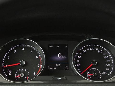 Volkswagen Golf 1.5 TSI Comfortline | Trekhaak | Carplay | Adaptive cruise | Navigatie | Parkeerhulp | Climate control | Bluetooth | Getint glas