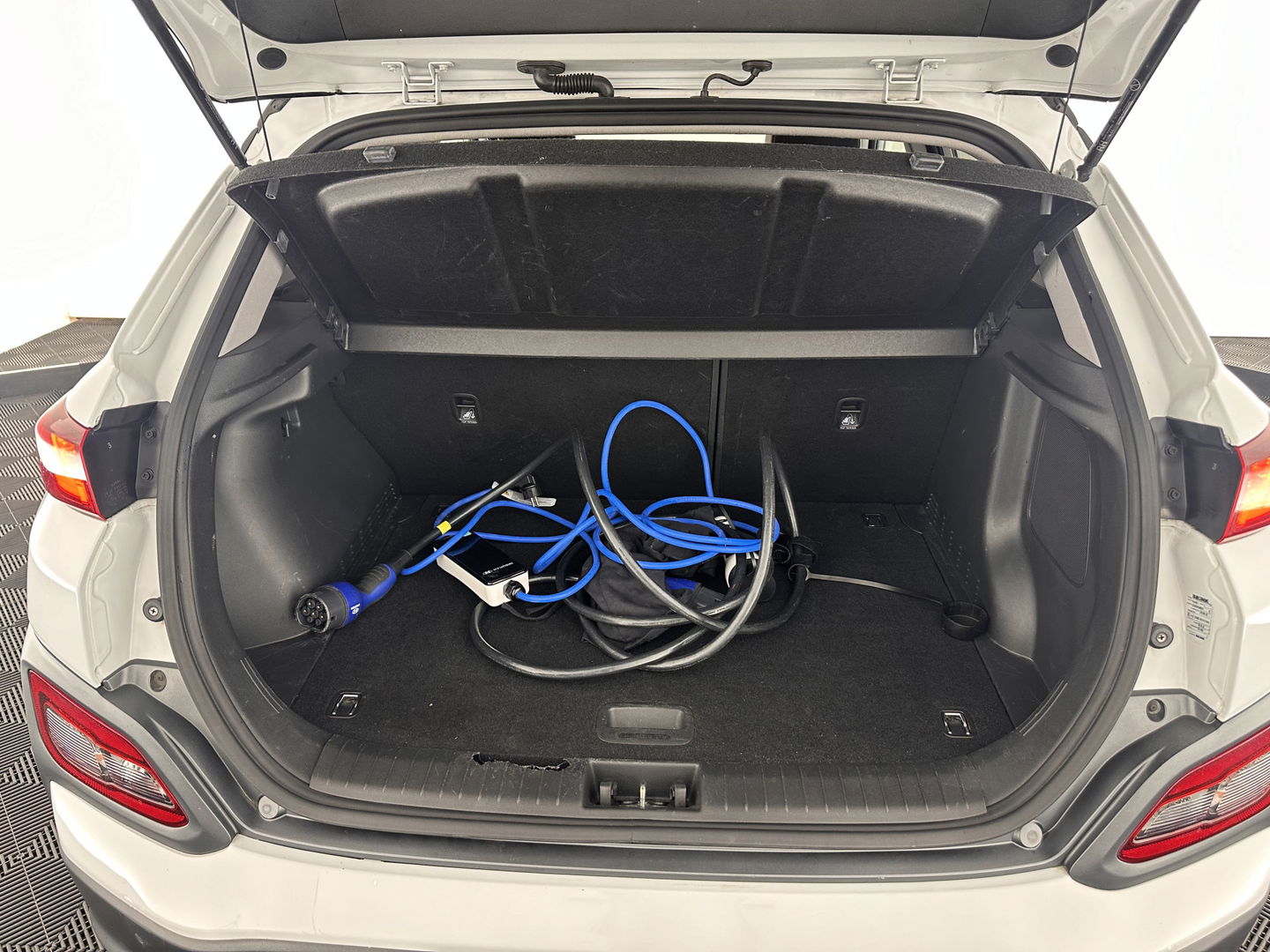 Hyundai KONA EV Premium 64 kWh [ 3-Fase ] (INCL-BTW) *HEAT-PUMP | FULL-LEATHER | HEAD-UP | FULL-LED | NAVI-FULLMAP | DAB | ADAPTIVE-CRUISE | KRELL-AUDIO | KEYLESS | CAMERA | BLIND-SPOT | LANE-ASSIST | DIGI-COCKPIT | TOWBAR | 18"ALU*