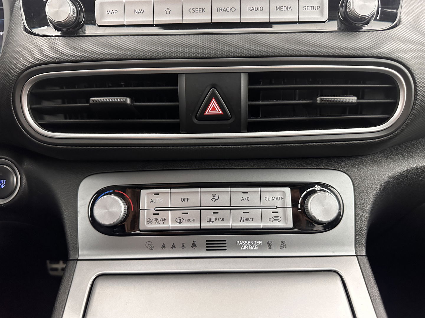 Hyundai KONA EV Premium 64 kWh [ 3-Fase ] (INCL-BTW) *HEAT-PUMP | FULL-LEATHER | HEAD-UP | FULL-LED | NAVI-FULLMAP | DAB | ADAPTIVE-CRUISE | KRELL-AUDIO | KEYLESS | CAMERA | BLIND-SPOT | LANE-ASSIST | DIGI-COCKPIT | TOWBAR | 18"ALU*