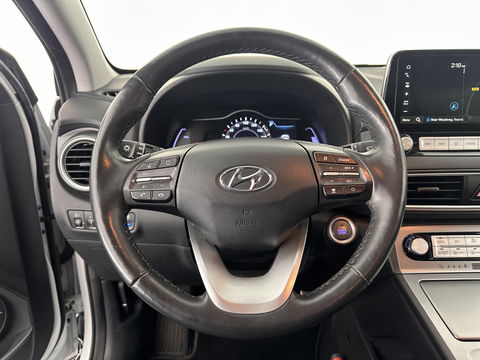 Hyundai KONA EV Premium 64 kWh [ 3-Fase ] (INCL-BTW) *HEAT-PUMP | FULL-LEATHER | HEAD-UP | FULL-LED | NAVI-FULLMAP | DAB | ADAPTIVE-CRUISE | KRELL-AUDIO | KEYLESS | CAMERA | BLIND-SPOT | LANE-ASSIST | DIGI-COCKPIT | TOWBAR | 18"ALU*