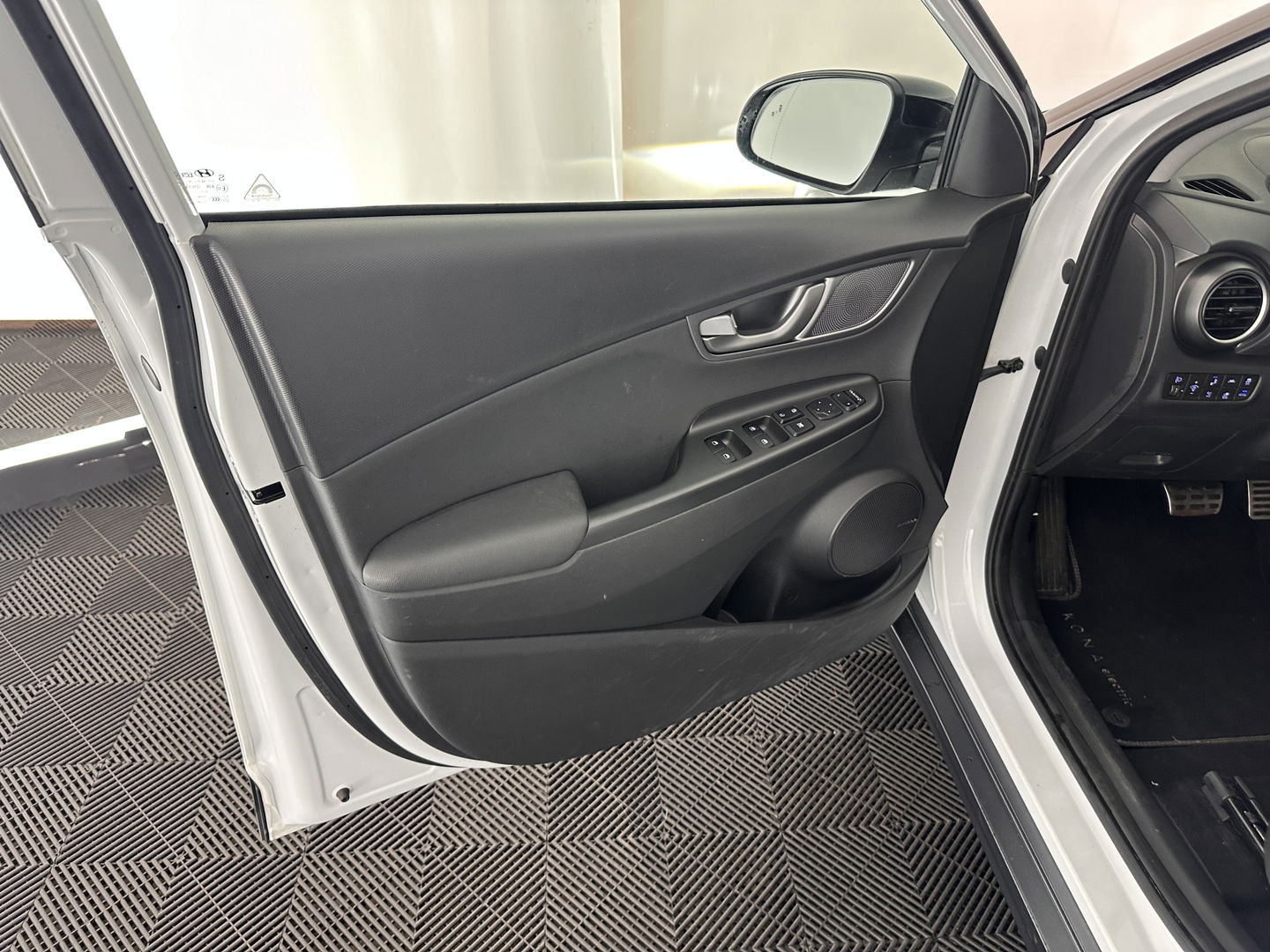 Hyundai KONA EV Premium 64 kWh [ 3-Fase ] (INCL-BTW) *HEAT-PUMP | FULL-LEATHER | HEAD-UP | FULL-LED | NAVI-FULLMAP | DAB | ADAPTIVE-CRUISE | KRELL-AUDIO | KEYLESS | CAMERA | BLIND-SPOT | LANE-ASSIST | DIGI-COCKPIT | TOWBAR | 18"ALU*