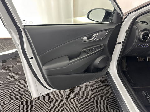 Hyundai KONA EV Premium 64 kWh [ 3-Fase ] (INCL-BTW) *HEAT-PUMP | FULL-LEATHER | HEAD-UP | FULL-LED | NAVI-FULLMAP | DAB | ADAPTIVE-CRUISE | KRELL-AUDIO | KEYLESS | CAMERA | BLIND-SPOT | LANE-ASSIST | DIGI-COCKPIT | TOWBAR | 18"ALU*