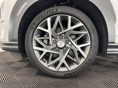 Hyundai KONA EV Premium 64 kWh [ 3-Fase ] (INCL-BTW) *HEAT-PUMP | FULL-LEATHER | HEAD-UP | FULL-LED | NAVI-FULLMAP | DAB | ADAPTIVE-CRUISE | KRELL-AUDIO | KEYLESS | CAMERA | BLIND-SPOT | LANE-ASSIST | DIGI-COCKPIT | TOWBAR | 18"ALU*