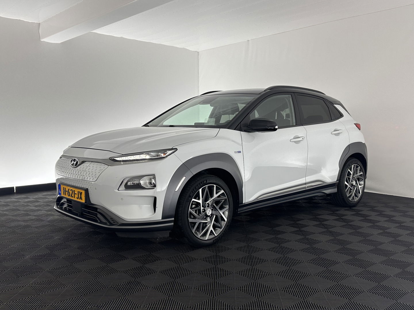 Hyundai KONA EV Premium 64 kWh [ 3-Fase ] (INCL-BTW) *HEAT-PUMP | FULL-LEATHER | HEAD-UP | FULL-LED | NAVI-FULLMAP | DAB | ADAPTIVE-CRUISE | KRELL-AUDIO | KEYLESS | CAMERA | BLIND-SPOT | LANE-ASSIST | DIGI-COCKPIT | TOWBAR | 18"ALU*