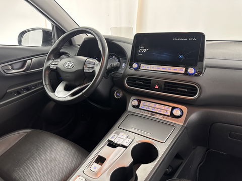 Hyundai KONA EV Premium 64 kWh [ 3-Fase ] (INCL-BTW) *HEAT-PUMP | FULL-LEATHER | HEAD-UP | FULL-LED | NAVI-FULLMAP | DAB | ADAPTIVE-CRUISE | KRELL-AUDIO | KEYLESS | CAMERA | BLIND-SPOT | LANE-ASSIST | DIGI-COCKPIT | TOWBAR | 18"ALU*