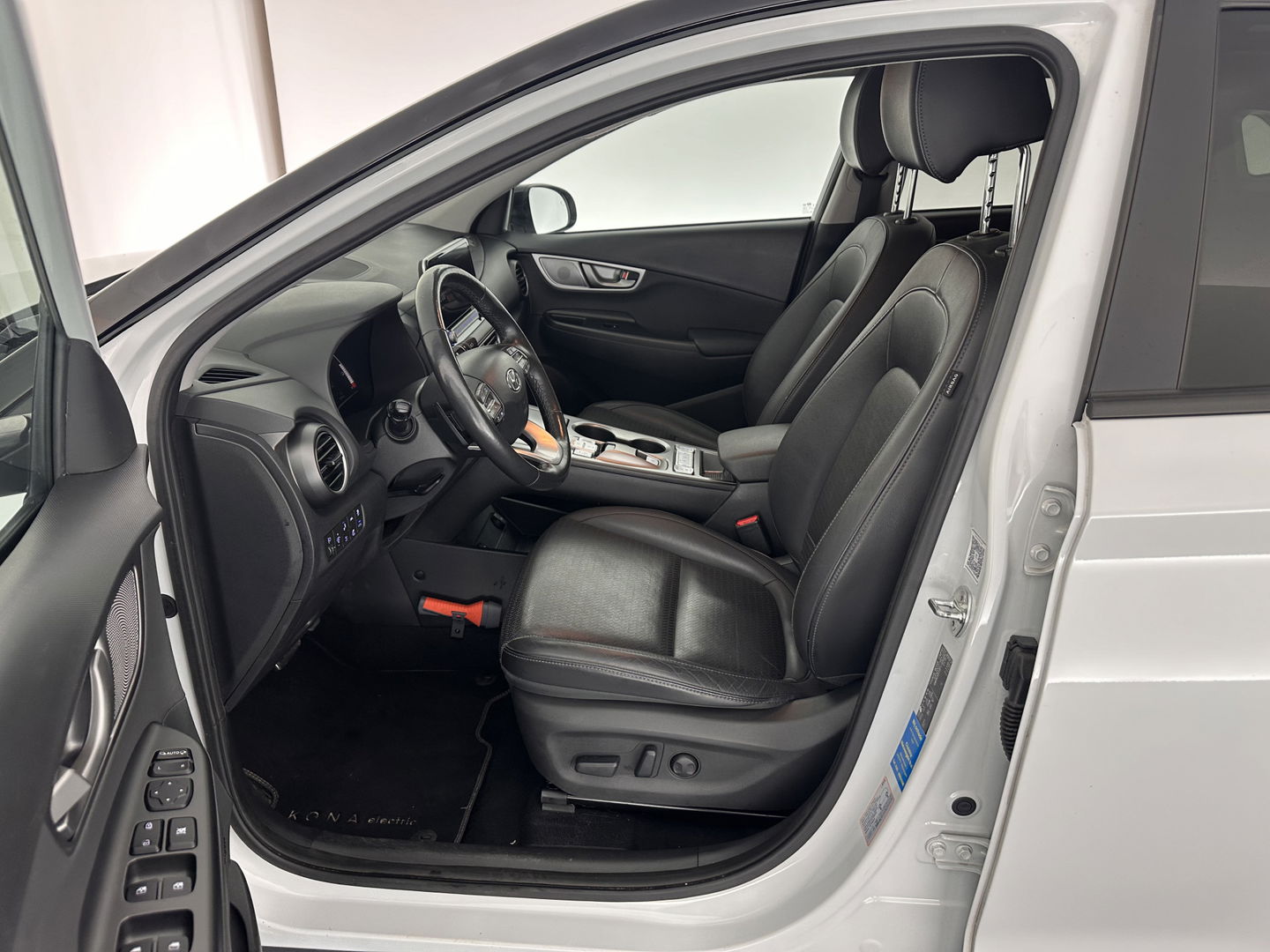 Hyundai KONA EV Premium 64 kWh [ 3-Fase ] (INCL-BTW) *HEAT-PUMP | FULL-LEATHER | HEAD-UP | FULL-LED | NAVI-FULLMAP | DAB | ADAPTIVE-CRUISE | KRELL-AUDIO | KEYLESS | CAMERA | BLIND-SPOT | LANE-ASSIST | DIGI-COCKPIT | TOWBAR | 18"ALU*
