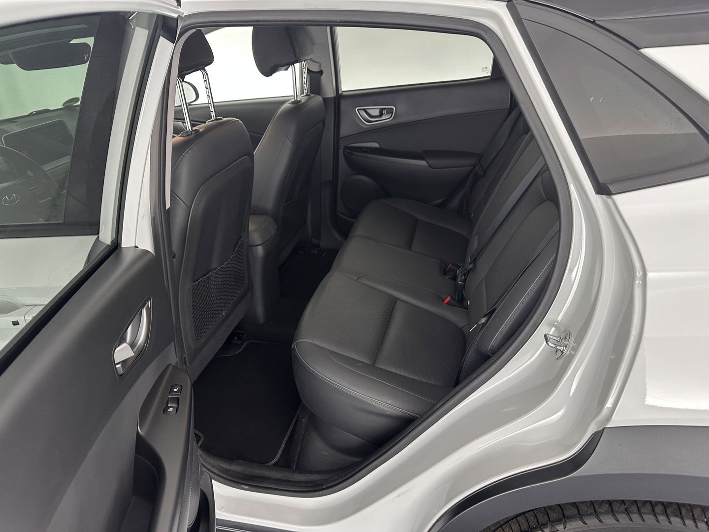 Hyundai KONA EV Premium 64 kWh [ 3-Fase ] (INCL-BTW) *HEAT-PUMP | FULL-LEATHER | HEAD-UP | FULL-LED | NAVI-FULLMAP | DAB | ADAPTIVE-CRUISE | KRELL-AUDIO | KEYLESS | CAMERA | BLIND-SPOT | LANE-ASSIST | DIGI-COCKPIT | TOWBAR | 18"ALU*