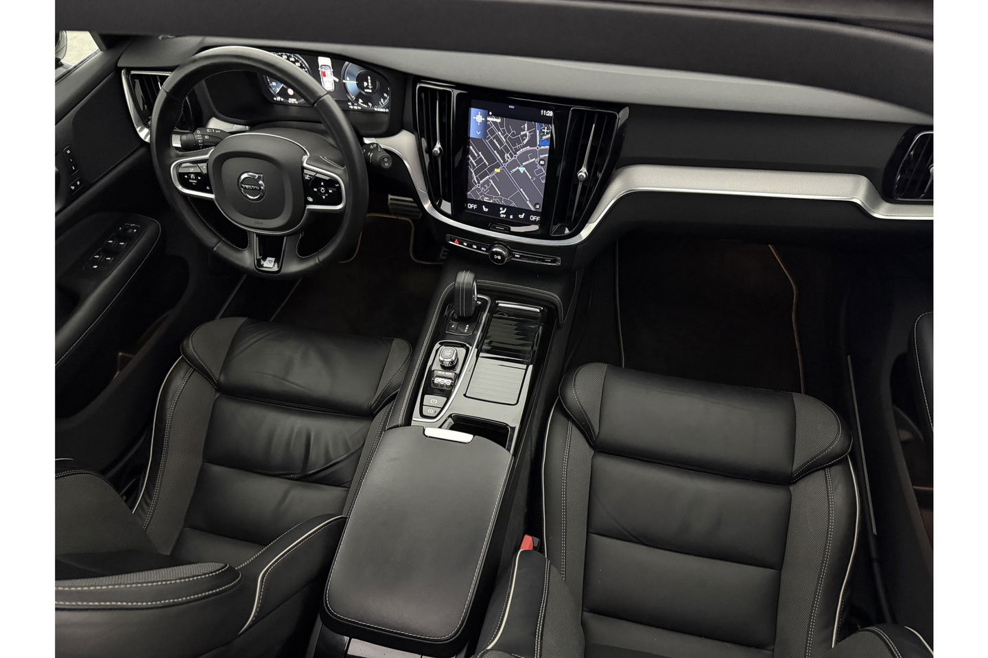 Volvo V60 2.0 T8 Twin Engine AWD R-Design 392PK Pano LED Virtual Trekhaak Memory Carplay Head-up Display Clima Cruise Navi PDC 19''LMV