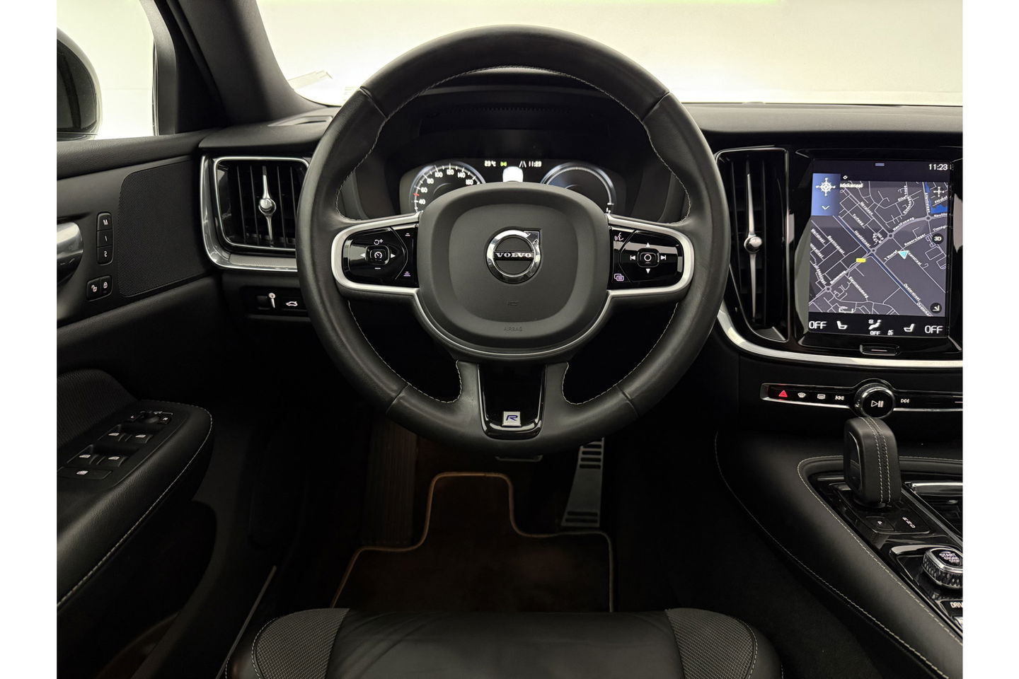 Volvo V60 2.0 T8 Twin Engine AWD R-Design 392PK Pano LED Virtual Trekhaak Memory Carplay Head-up Display Clima Cruise Navi PDC 19''LMV