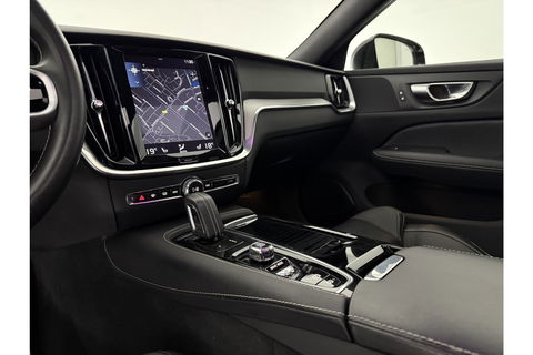 Volvo V60 2.0 T8 Twin Engine AWD R-Design 392PK Pano LED Virtual Trekhaak Memory Carplay Head-up Display Clima Cruise Navi PDC 19''LMV