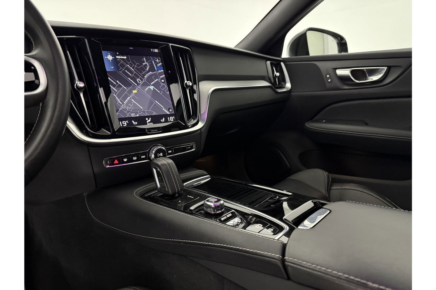 Volvo V60 2.0 T8 Twin Engine AWD R-Design 392PK Pano LED Virtual Trekhaak Memory Carplay Head-up Display Clima Cruise Navi PDC 19''LMV