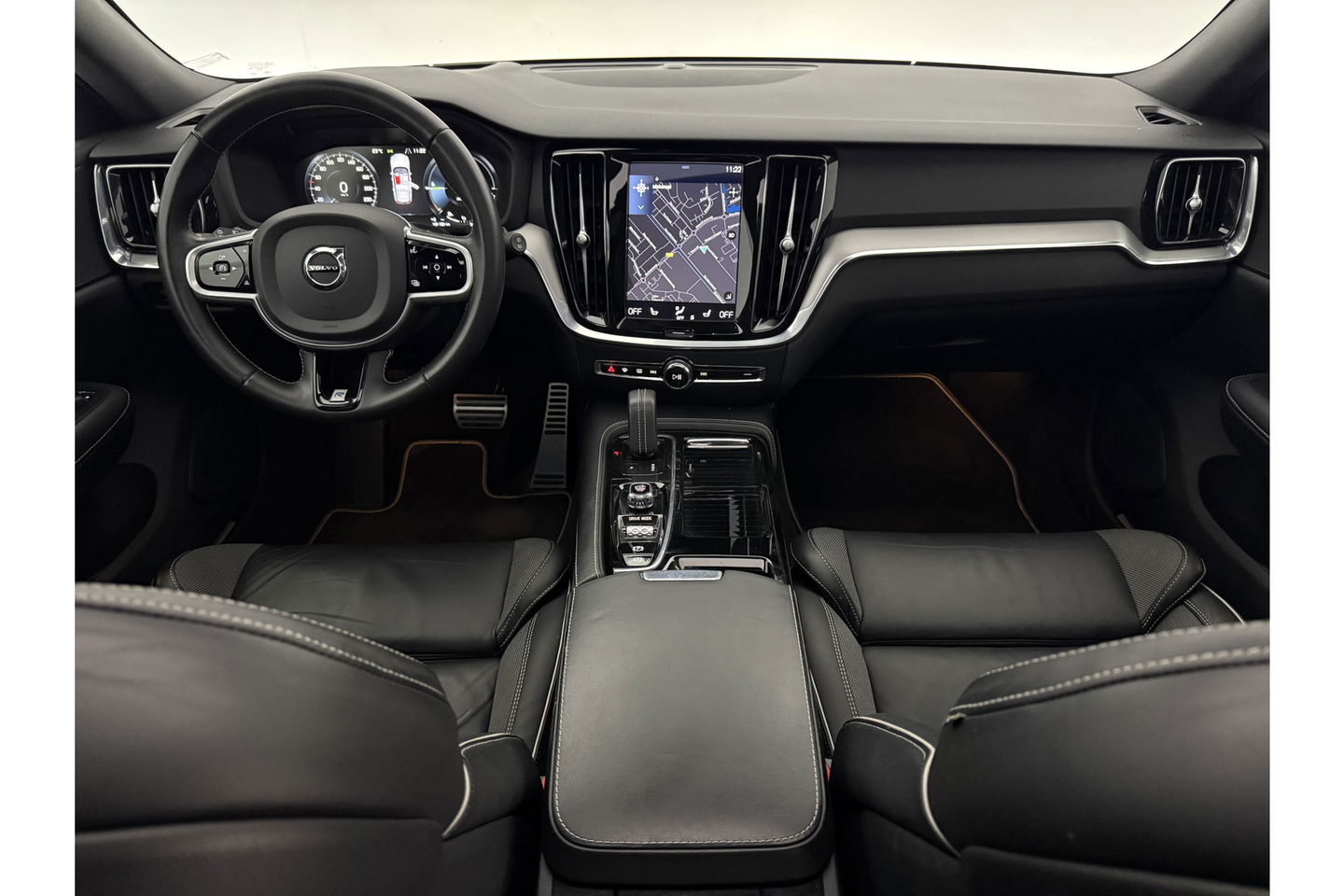 Volvo V60 2.0 T8 Twin Engine AWD R-Design 392PK Pano LED Virtual Trekhaak Memory Carplay Head-up Display Clima Cruise Navi PDC 19''LMV