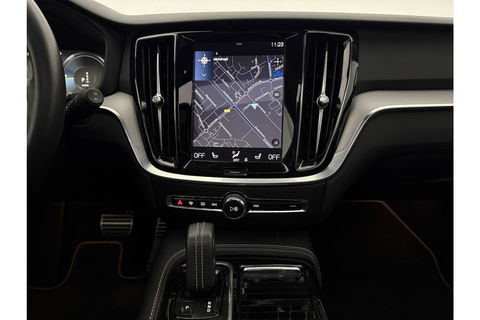 Volvo V60 2.0 T8 Twin Engine AWD R-Design 392PK Pano LED Virtual Trekhaak Memory Carplay Head-up Display Clima Cruise Navi PDC 19''LMV