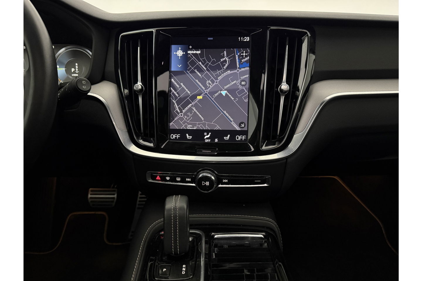 Volvo V60 2.0 T8 Twin Engine AWD R-Design 392PK Pano LED Virtual Trekhaak Memory Carplay Head-up Display Clima Cruise Navi PDC 19''LMV