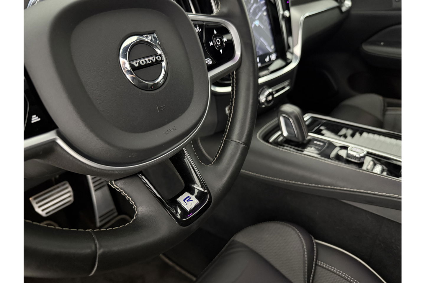 Volvo V60 2.0 T8 Twin Engine AWD R-Design 392PK Pano LED Virtual Trekhaak Memory Carplay Head-up Display Clima Cruise Navi PDC 19''LMV