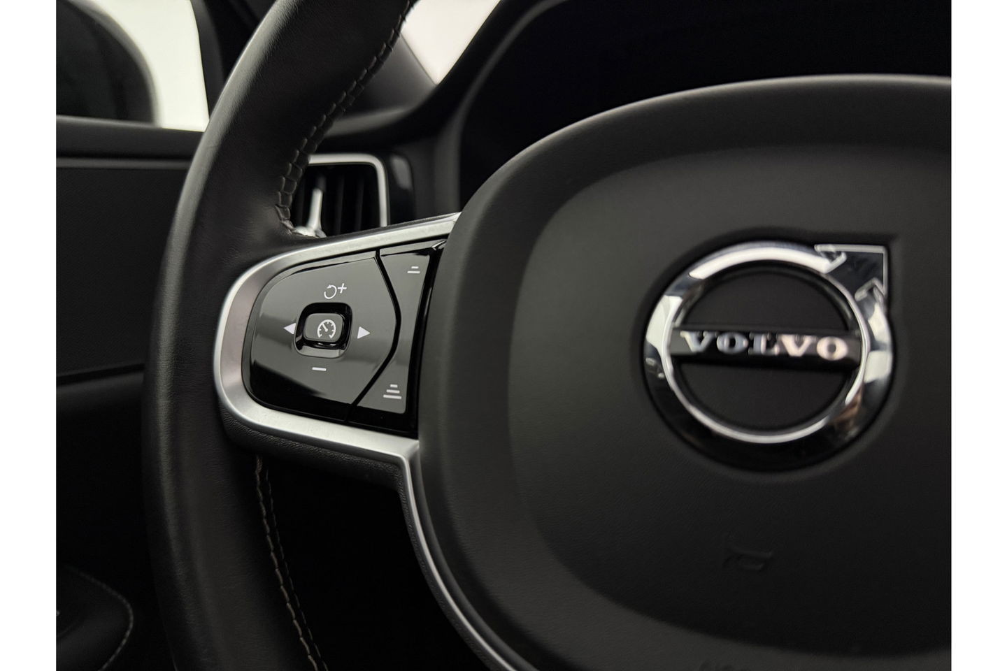 Volvo V60 2.0 T8 Twin Engine AWD R-Design 392PK Pano LED Virtual Trekhaak Memory Carplay Head-up Display Clima Cruise Navi PDC 19''LMV
