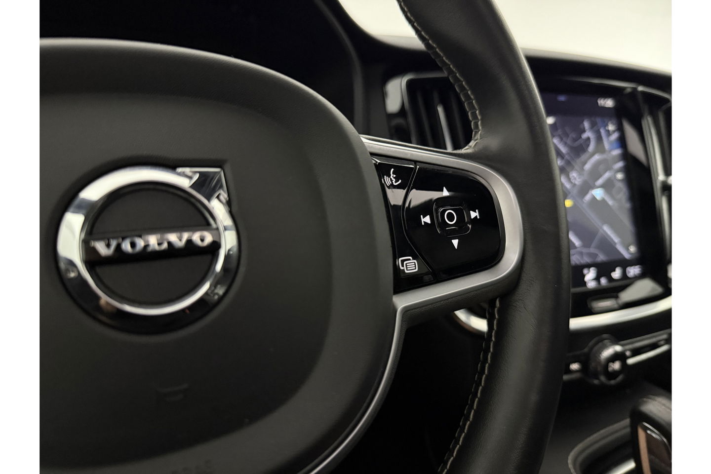 Volvo V60 2.0 T8 Twin Engine AWD R-Design 392PK Pano LED Virtual Trekhaak Memory Carplay Head-up Display Clima Cruise Navi PDC 19''LMV