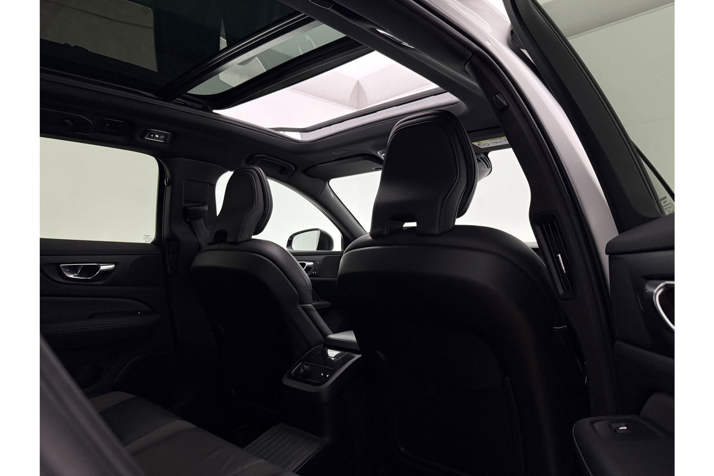 Volvo V60 2.0 T8 Twin Engine AWD R-Design 392PK Pano LED Virtual Trekhaak Memory Carplay Head-up Display Clima Cruise Navi PDC 19''LMV