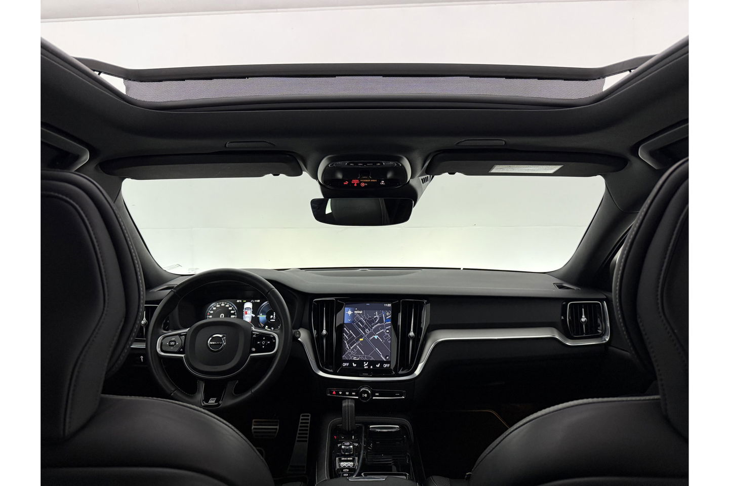 Volvo V60 2.0 T8 Twin Engine AWD R-Design 392PK Pano LED Virtual Trekhaak Memory Carplay Head-up Display Clima Cruise Navi PDC 19''LMV