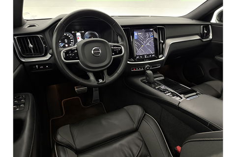 Volvo V60 2.0 T8 Twin Engine AWD R-Design 392PK Pano LED Virtual Trekhaak Memory Carplay Head-up Display Clima Cruise Navi PDC 19''LMV