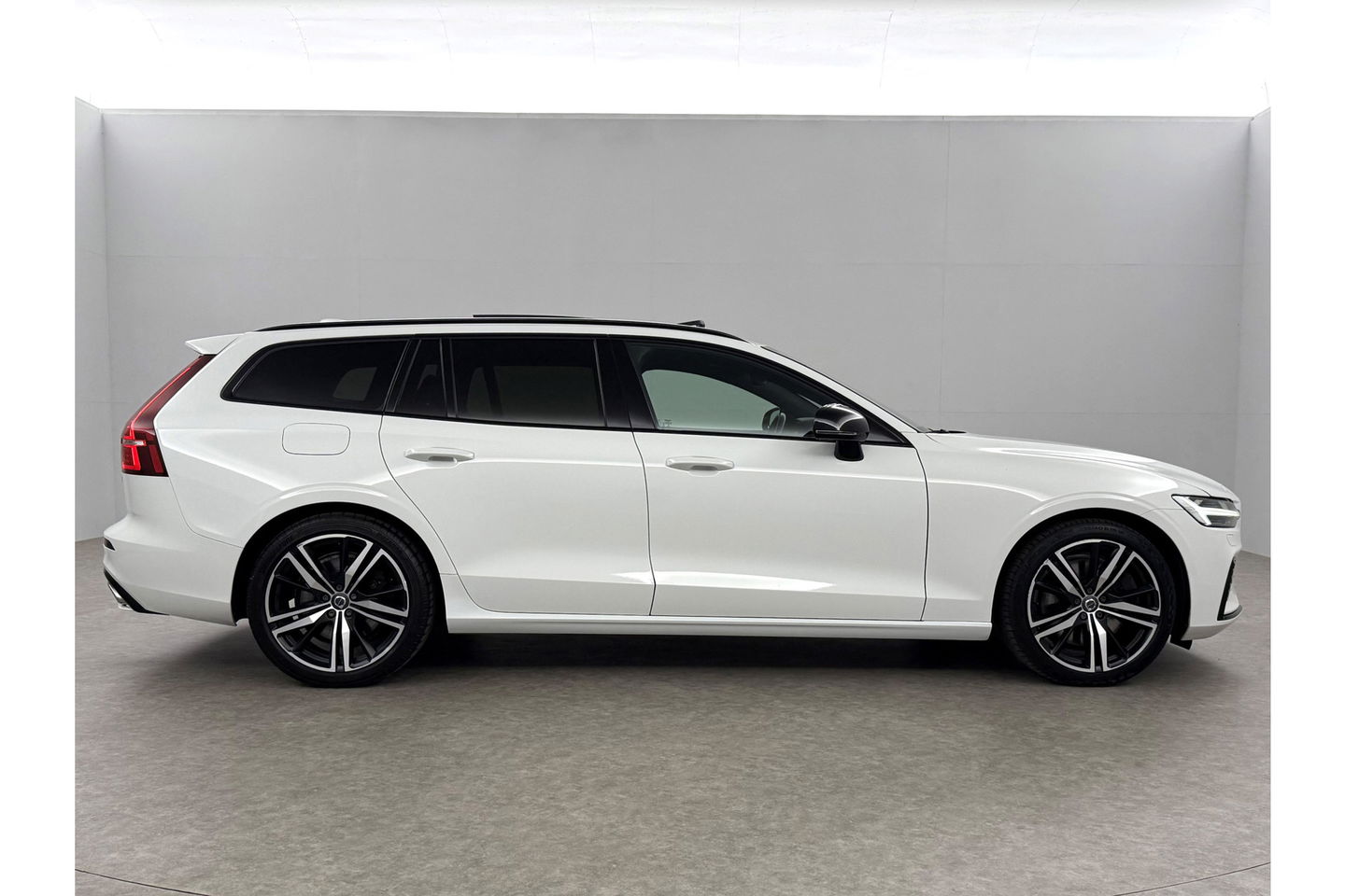 Volvo V60 2.0 T8 Twin Engine AWD R-Design 392PK Pano LED Virtual Trekhaak Memory Carplay Head-up Display Clima Cruise Navi PDC 19''LMV