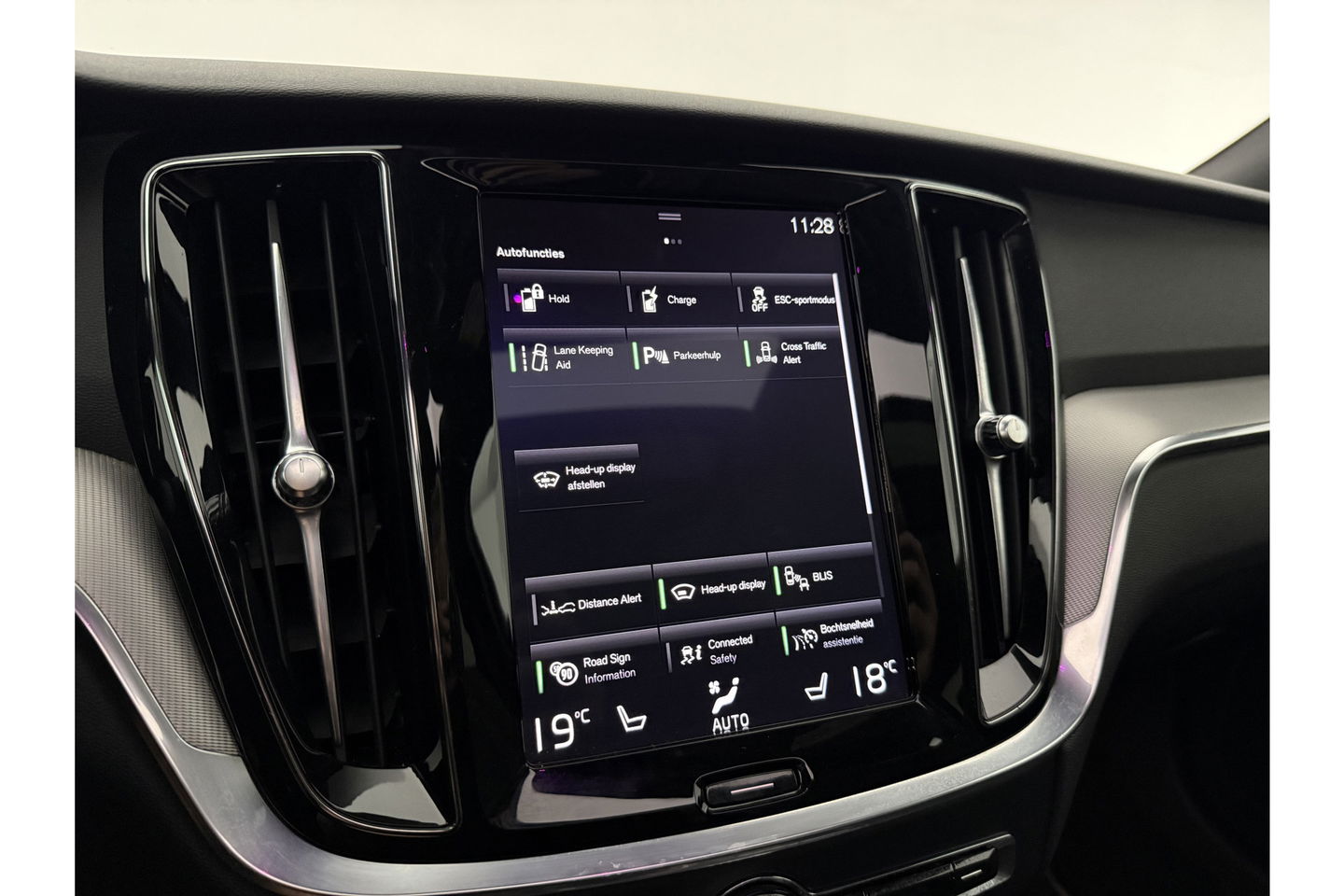 Volvo V60 2.0 T8 Twin Engine AWD R-Design 392PK Pano LED Virtual Trekhaak Memory Carplay Head-up Display Clima Cruise Navi PDC 19''LMV