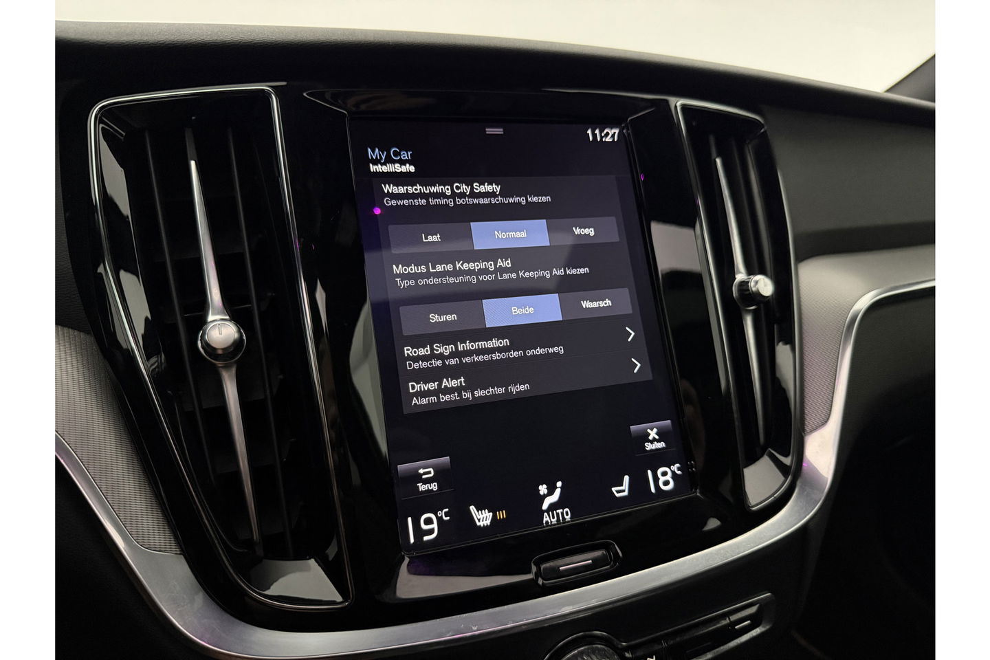 Volvo V60 2.0 T8 Twin Engine AWD R-Design 392PK Pano LED Virtual Trekhaak Memory Carplay Head-up Display Clima Cruise Navi PDC 19''LMV