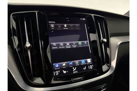 Volvo V60 2.0 T8 Twin Engine AWD R-Design 392PK Pano LED Virtual Trekhaak Memory Carplay Head-up Display Clima Cruise Navi PDC 19''LMV