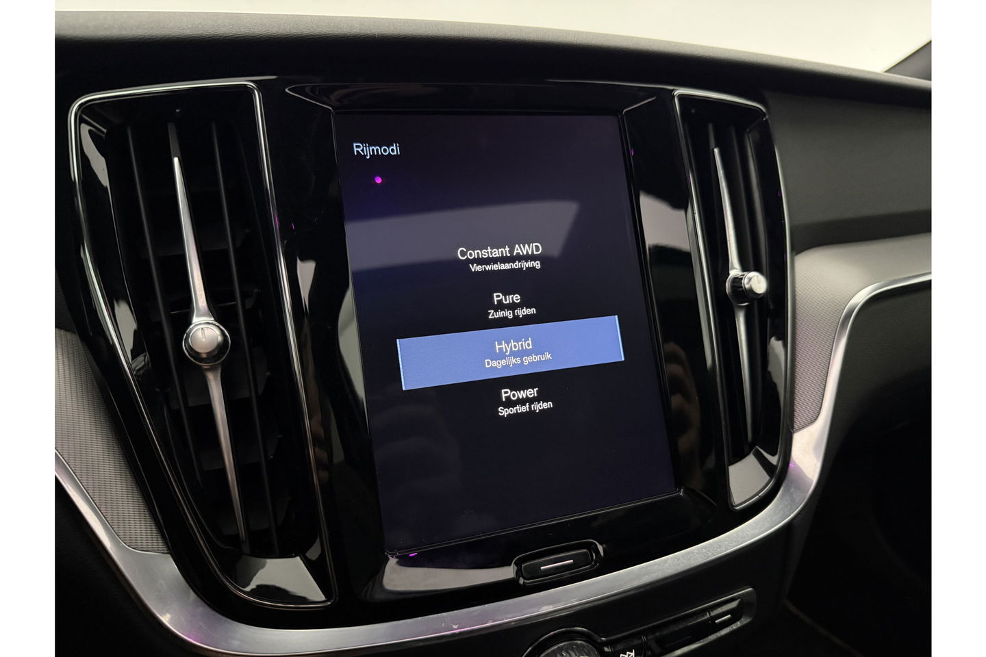 Volvo V60 2.0 T8 Twin Engine AWD R-Design 392PK Pano LED Virtual Trekhaak Memory Carplay Head-up Display Clima Cruise Navi PDC 19''LMV