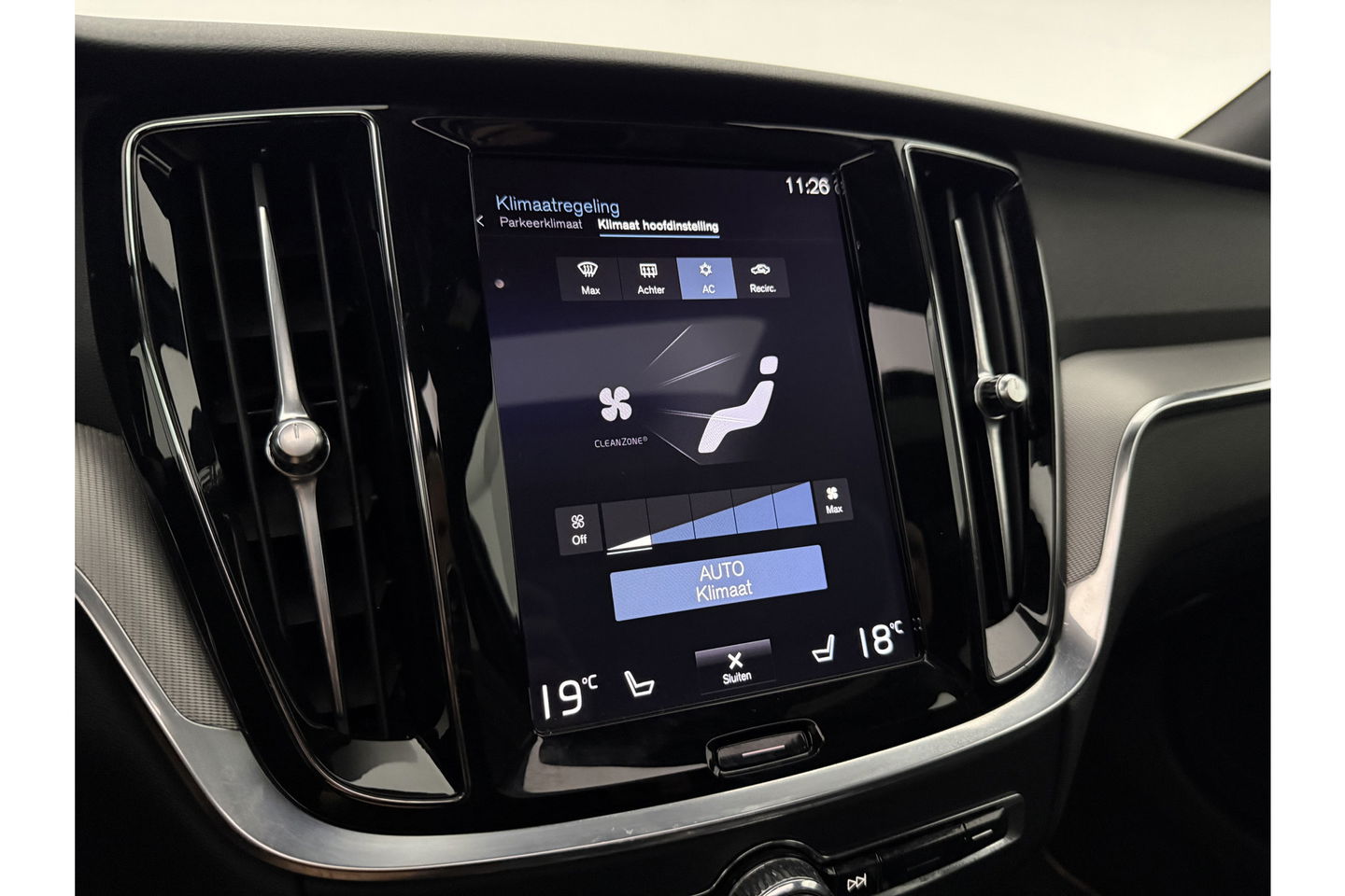 Volvo V60 2.0 T8 Twin Engine AWD R-Design 392PK Pano LED Virtual Trekhaak Memory Carplay Head-up Display Clima Cruise Navi PDC 19''LMV