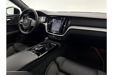 Volvo V60 2.0 T8 Twin Engine AWD R-Design 392PK Pano LED Virtual Trekhaak Memory Carplay Head-up Display Clima Cruise Navi PDC 19''LMV